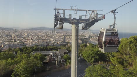 Blick-Auf-Die-Skyline-Der-Stadt-Barcelona-Bei-Einer-Fahrt-Mit-Der-Seilbahn-Zum-Montjuïc-Park