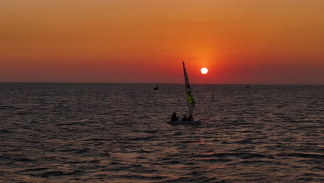 Gente-Disfrutando-De-Una-Espectacular-Puesta-De-Sol-A-Lo-Largo-Del-Mar-Del-Sur-De-China