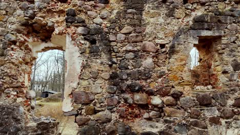 Paredes-Rocosas-De-Las-Ruinas-Del-Castillo-Medieval-De-Rauna-En-Letonia.