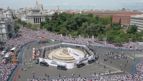 Thousands-of-Real-Madrid-fans-gather-at-Cibeles-Square-to-celebrate-with-Real-Madrid-players-the-36th-Spanish-soccer-league-title,-La-Liga-cup-in-Madrid,-Spain