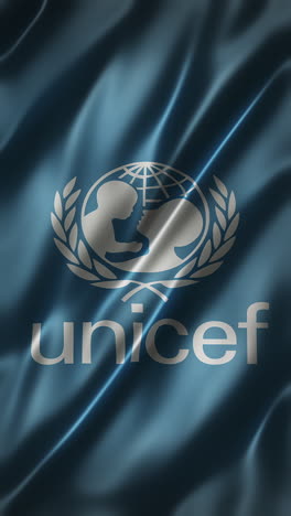 Unicef-Logo-Auf-Blauem-Hintergrund,-Vertikales-Vollbild,-Glänzend,-Elegante-Seidige-Textur,-Im-Wind-Wehend,-Filmähnliche-Optik,-Realistische-4K-CG-Animation,-Glatt,-Flatternd-In-Zeitlupe,-Nahtlos-Schleifenfähig