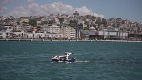 Schiffe,-Fähren,-Boote,-Historische-Gebäude-Im-Bosporus,-Istanbul,-Türkei