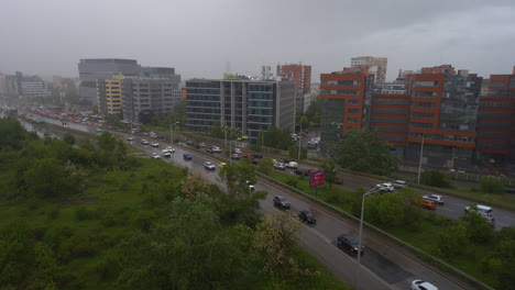 Time-lapse-De-Coches-En-Un-Atasco-De-Tráfico-En-Hora-Punta-En-Un-Día-Lluvioso-En-El-Parque-Empresarial-De-Sofía-Bulgaria