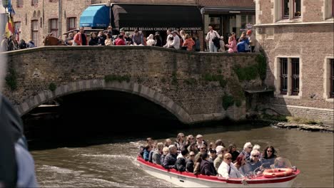 Menschen-In-Booten-Segeln-Auf-Dem-Kanal-In-Brügge,-Belgien