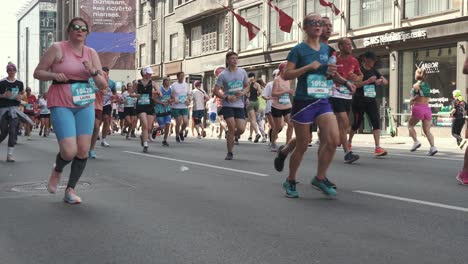 19.-Mai-2024,-Rimi-Riga-Marathon-Lettland:-Marathonläufer-Drängen-Sich-10-Km-Weit,-Vorderansicht