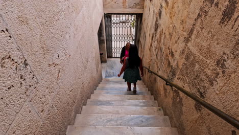 Mujer-En-Las-Escaleras-De-La-Stoa-Del-Museo-Attalos-En-El-ágora-De-Atenas,-Grecia