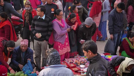 Nahaufnahme,-Erhöhte-Aufnahme-Eines-Marktstand-Austauschs,-Bhaktapur,-Kathmandutal,-Nepal