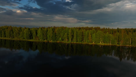 Luftaufnahme:-Spiegelndes-Wasser,-Arktischer-Taigawald-Und-Ein-Bewölkter-Sonnenuntergangshimmel-In-Lappland