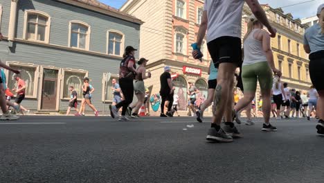 19.-Mai-2024,-Rimi-Riga-Marathon-Lettland:-Marathonläufer-Drängen-Sich-10-Km-Weit,-Vorderansicht