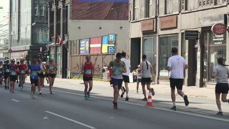 19-De-Mayo-De-2024,-Maratón-De-Rimi-Riga-Letonia:-Corredores-De-Maratón-Se-Agolpan-A-10-Km-De-Distancia-Vista-Frontal