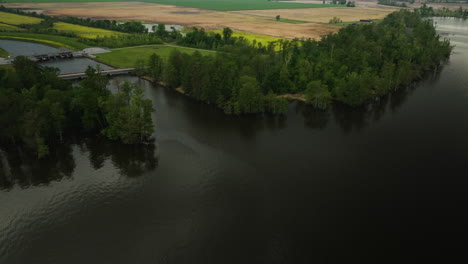 Agua-Del-Lago-Y-Exuberante-Vegetación-En-El-Parque-Estatal-Reelfoot-Lake-En-Tennessee,-Estados-Unidos---Disparo-Aéreo-De-Drones