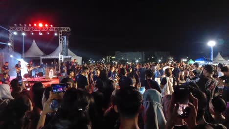 Music-concert-to-celebrates-the-anniversary-of-the-city-at-the-Manakarra-beach,-Mamuju,-West-Sulawesi