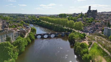 Orilla-Del-Río-Limoges-Con-Puentes-Y-Paisaje-Urbano,-Francia