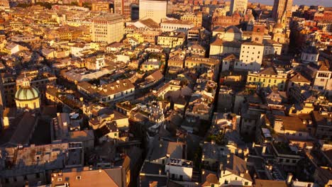 Vista-Aérea-De-La-Hora-Dorada-Del-Centro-Histórico-De-Génova-Con-Iluminación-Al-Atardecer