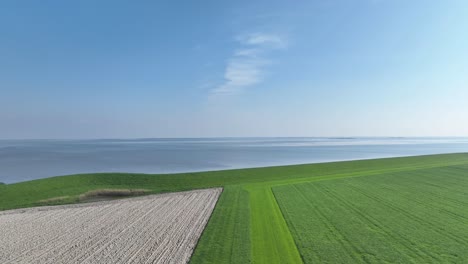 Volando-Sobre-Campos-Agrícolas-Y-Hacia-El-Mar