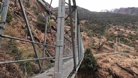 Acercándose-A-Un-Puente-Metálico-Para-Caminatas-Pasando-Por-Un-Valle-En-La-Caminata-Por-El-Valle-De-Langtang