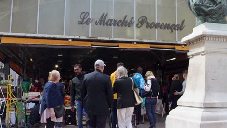 Compradores-En-El-Mercado-De-Alimentos-Y-Flores-En-Antibes,-Francia,-Toma-Estática