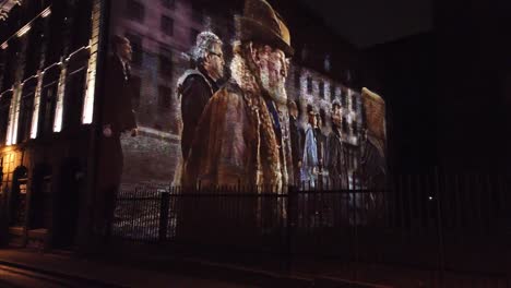 Installationsaufnahme-Einer-Straßenkunst-Kulisse-An-Einem-Gebäude-In-Den-Straßen-Von-Montreal,-Kanada