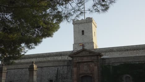 Torre-Del-Castillo-Medieval-En-El-Mirador-De-Montjuic-En-Barcelona,-España.