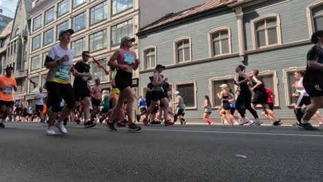 19.-Mai-2024,-Rimi-Riga-Marathon-Lettland:-Marathonläufer-Drängen-Sich-10-Km-Weit,-Vorderansicht