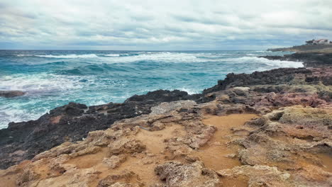 Rocky-coastline-with-waves-under-a-cloudy-sky