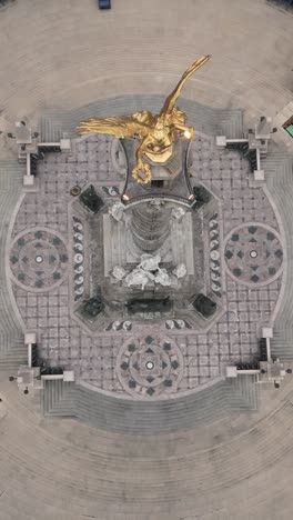 Iconic-Angel-of-Independence-monument-on-Paseo-de-la-Reforma-in-Mexico-City,-vertical-mode