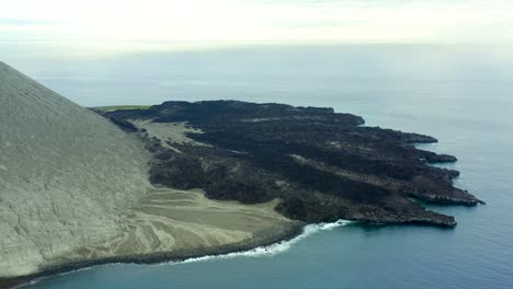 Escarpados-Acantilados-Con-Pendiente-A-Zarcillos-Rocosos-En-Forma-De-Abanico-De-San-Benedicto-Islas-Revillagigedo-México