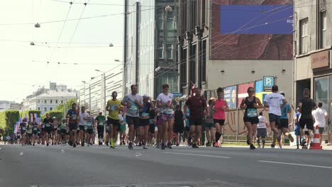 19-De-Mayo-De-2024,-Maratón-De-Rimi-Riga-Letonia:-Corredores-De-Maratón-Se-Agolpan-A-10-Km-De-Distancia-Vista-Frontal