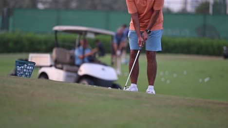 Un-Golfista-Practicando-En-El-Club-De-Golf-De-Dubai,-Emiratos-Árabes-Unidos.