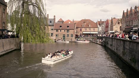 Gente-Esperando-En-La-Cola-Para-El-Famoso-Recorrido-Por-El-Canal-Dijver-En-Brujas,-Bélgica