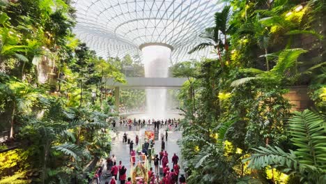 Touristen-Am-Berühmten-Wasserfall-Im-Terminal-Des-Jewel-Changi-Airport-In-Singapur