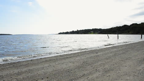 Orilla-De-La-Playa-De-Rocky-Point-Park-Con-árboles-En-El-Fondo-De-La-Bahía-De-Narrgansett