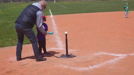 Recibir-Instrucciones-En-La-Práctica-De-T-ball-En-South-Portland,-Maine.