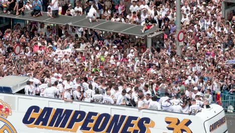 Tausende-Fans-Versammeln-Sich-Auf-Dem-Cibeles-Platz,-Während-Die-Fußballspieler-Von-Real-Madrid-In-Einem-Bus-Fahren,-Um-Den-Gewinn-Des-36.-Spanischen-Fußball-Meisterschaftstitels,-Der-La-Liga-Meisterschaft,-Zu-Feiern