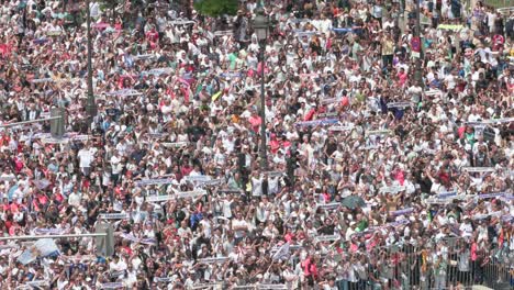 Miles-De-Aficionados-Del-Real-Madrid-Se-Reunieron-En-La-Calle-De-La-Plaza-De-Cibeles-Para-Celebrar-Con-Los-Jugadores-Del-Real-Madrid-El-36º-Título-De-La-Liga-Española-De-Fútbol,-El-Trofeo-De-La-Liga-En-Madrid,-España.