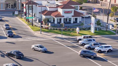 Temecula-Krispy-Kreme-Drohne-Diagonal-überquert-Die-Straße,-Während-Autos-Abbiegen