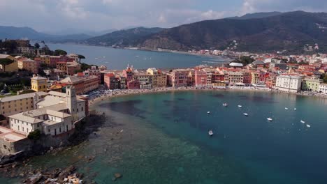 Sestri-Levante,-Italia,-Mostrando-Edificios-Coloridos-Y-Aguas-Cristalinas-De-Color-Turquesa,-Capturadas-Durante-El-Día,-Vista-Aérea