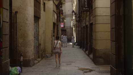Touristen-Gehen-Durch-Die-Kleinen-Straßen-Von-Barcelona,-Spanien