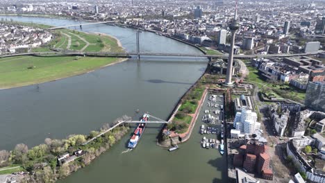 El-Horizonte-Y-La-Ciudad-De-Dusseldorf,-Capital-Del-Estado-Alemán-De-Renania-Del-Norte-Westfalia.