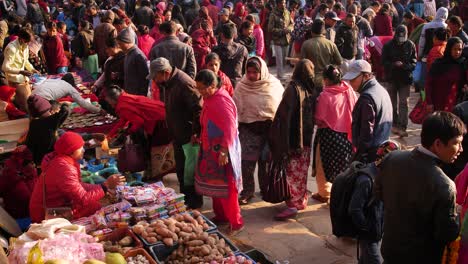Erhöhte-Aufnahme-Von-Einem-Belebten-Markt-Auf-Einem-Stadtplatz,-Bhaktapur,-Kathmandutal,-Nepal