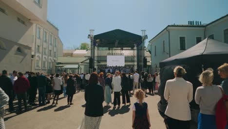 Lettisches-Publikum-Hört-Dem-Chor-Zu,-Der-An-Einem-Sommertag-Auf-Der-Bühne-Singt