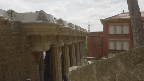 Vista-Exterior-Panorámica-Del-Edificio-Histórico-Dentro-Del-Parque-Güell