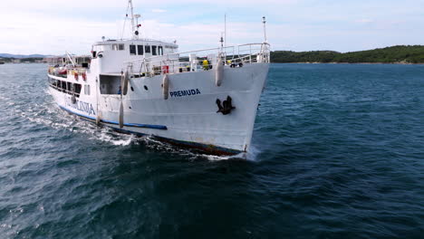 Jadrolinija-Kroatische-Fähre-Verlässt-Den-Hafen-Der-Stadt-Sibenik-In-Kroatien