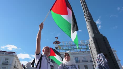 Un-Manifestante-Sostiene-Una-Bandera-Palestina-Durante-Una-Manifestación-Pro-Palestina-Exigiendo-Que-El-Gobierno-Español-Detenga-La-Venta-De-Armas-Al-Estado-De-Israel-En-Madrid,-España.