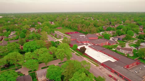 Vista-Aérea-De-Una-Escuela-En-Arlington-Heights,-Illinois,-EE.UU.,-Que-Incorpora-El-Concepto-De-Centralidad-Educativa-Y-Desarrollo-Comunitario.