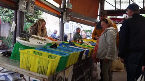 Geschäftiges-Markttreiben-Auf-Dem-Marché-Provençal-In-Antibes-Mit-Einheimischen,-Die-Frische-Produkte-Einkaufen