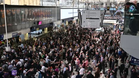 Retrasos-Desde-Waterloo-Debido-Al-Cruce,-Londres,-Reino-Unido