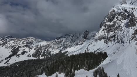 Increíble-Majestuosa-Escena-Montañosa-Y-Picos-Montañosos-Cubiertos-De-Nubes