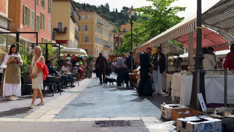 Geschäftige-Antiquitätenmarktszene-Auf-Dem-Cours-Saleya,-Schön,-Mit-Käufern-Und-Bunten-Ständen