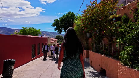 Mujer-Joven-Viajero-Caminando-Por-Las-Calles-De-Atenas,-Grecia-Barrio-Verano-Hermoso-Clima